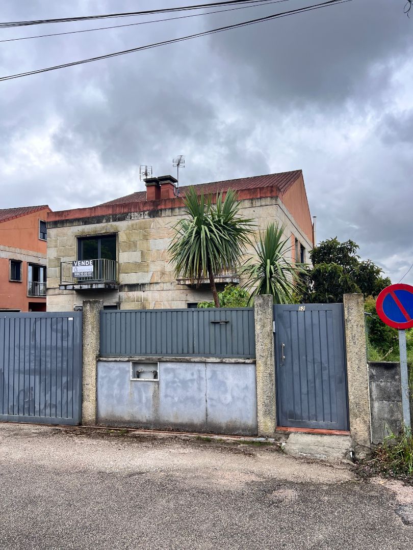 Vista exterior de Casa adosada en venda en Ponteareas amb Calefacció, Jardí privat i Terrassa