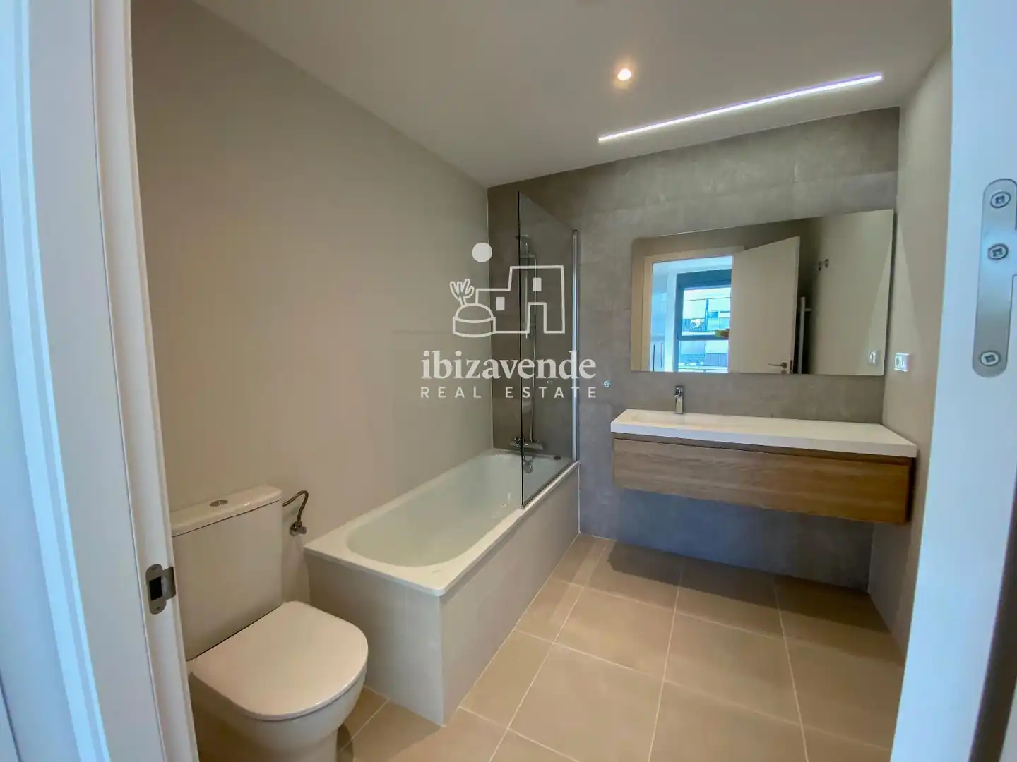 Baño de Piso en venta en Santa Eulària des Riu con Aire acondicionado, Calefacción y Terraza