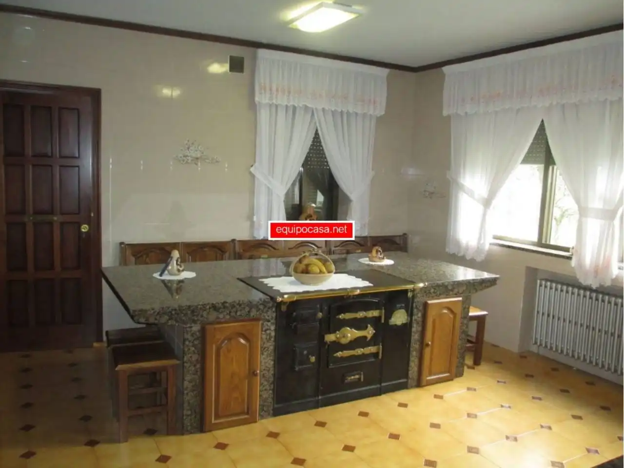 Cuina de Casa o xalet en venda en Lugo amb Calefacció, Jardí privat i Parquet