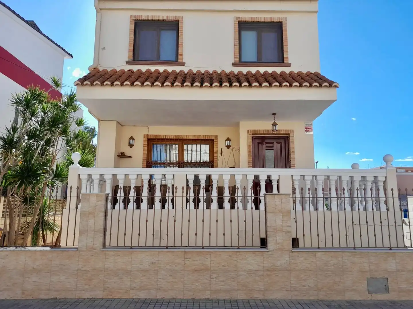 Vista exterior de Casa o xalet en venda en Sueca amb Aire condicionat, Terrassa i Piscina comunitària