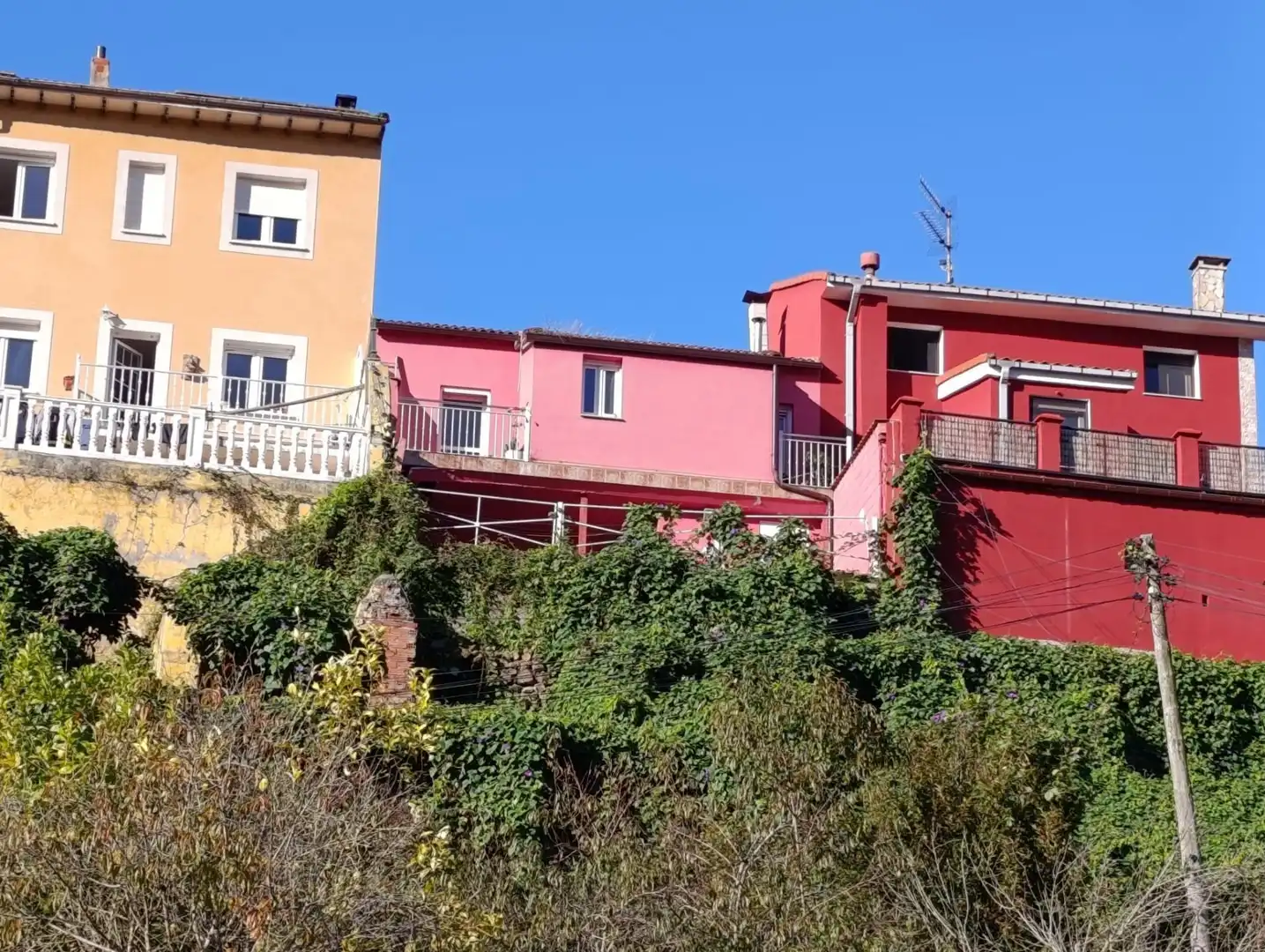 Vista exterior de Casa o xalet en venda en Avilés amb Calefacció, Terrassa i Traster