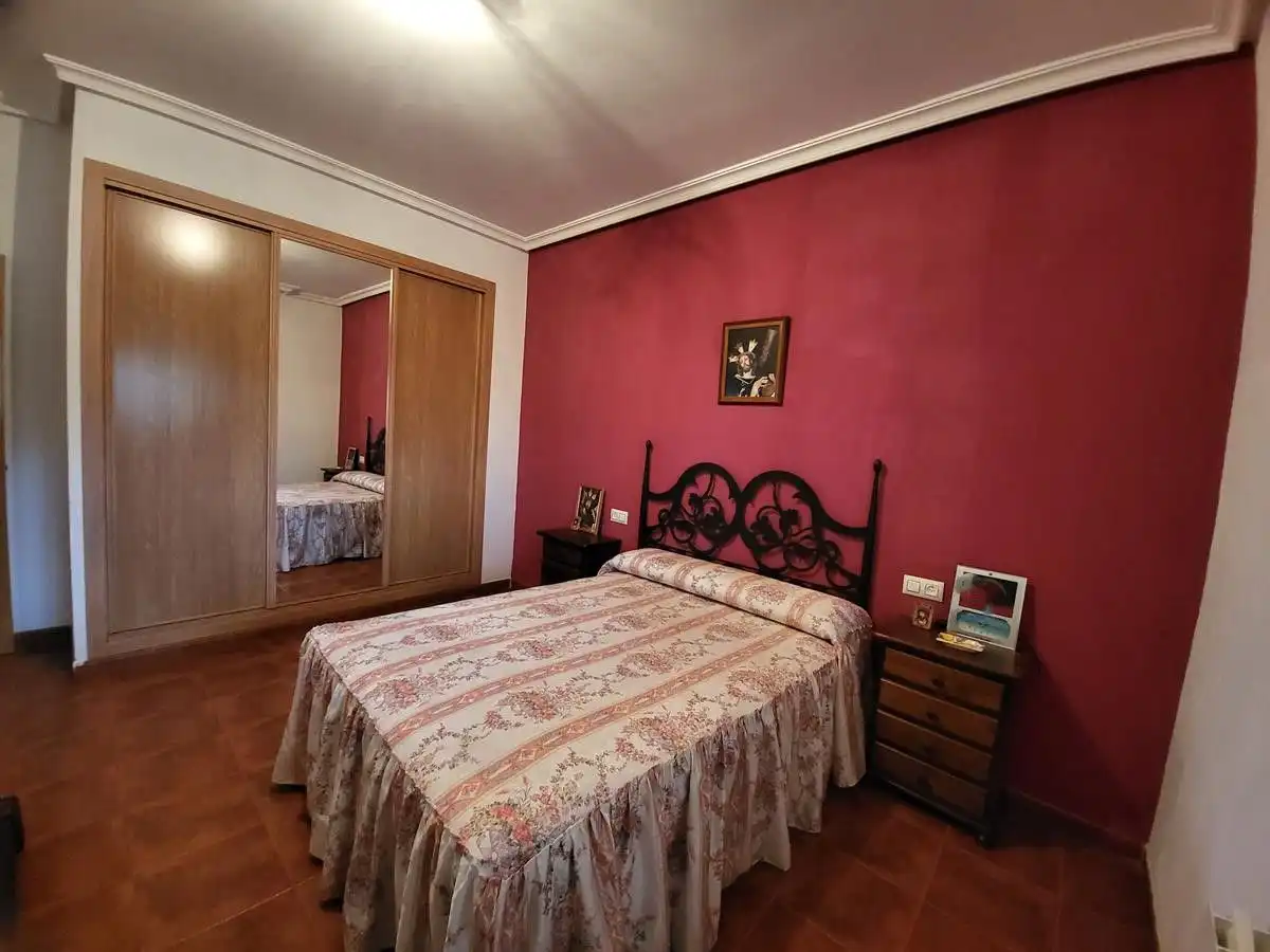 Dormitori de Casa o xalet en venda en Sisante amb Calefacció, Jardí privat i Terrassa