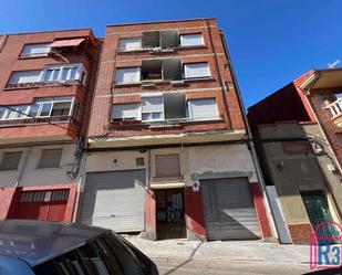 Vista exterior de Pis en venda en León Capital  amb Calefacció, Terrassa i Traster