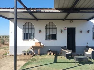 Casa rústica amb jardí en venda a Calle Joaquín Romero Murube 17