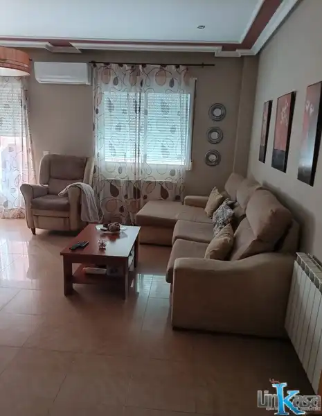Sala d'estar de Casa adosada en venda en Linares amb Calefacció, Traster i Piscina