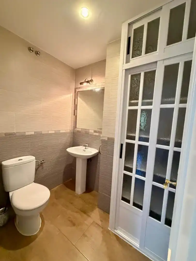 Badezimmer von Wohnung zur Miete in Trujillo mit Klimaanlage