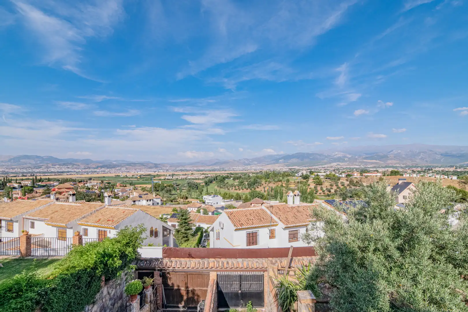 Vista exterior de Casa o xalet en venda en Las Gabias amb Jardí privat, Terrassa i Moblat