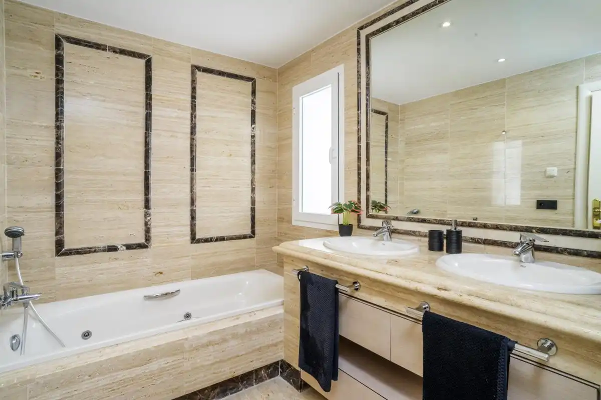 Bathroom of Flat for sale in Marbella  with Air Conditioner, Heating and Private garden