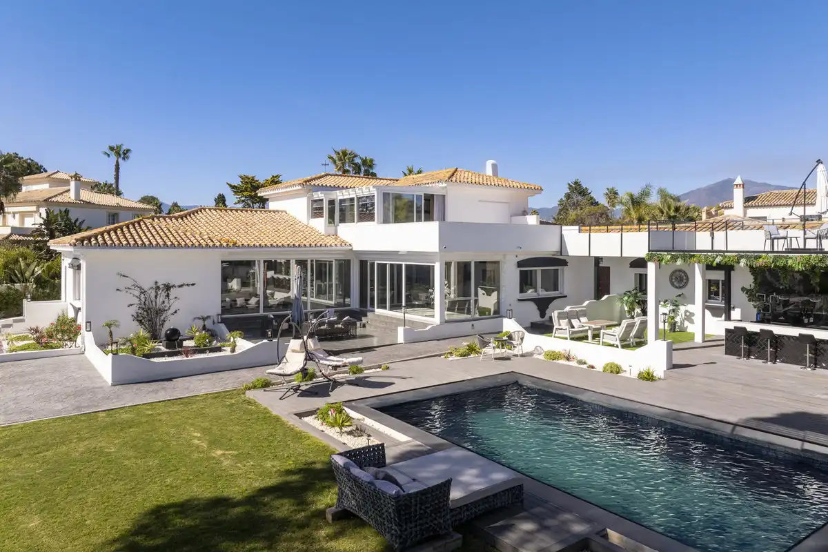 Vista exterior de Casa o xalet en venda en Estepona amb Terrassa i Piscina