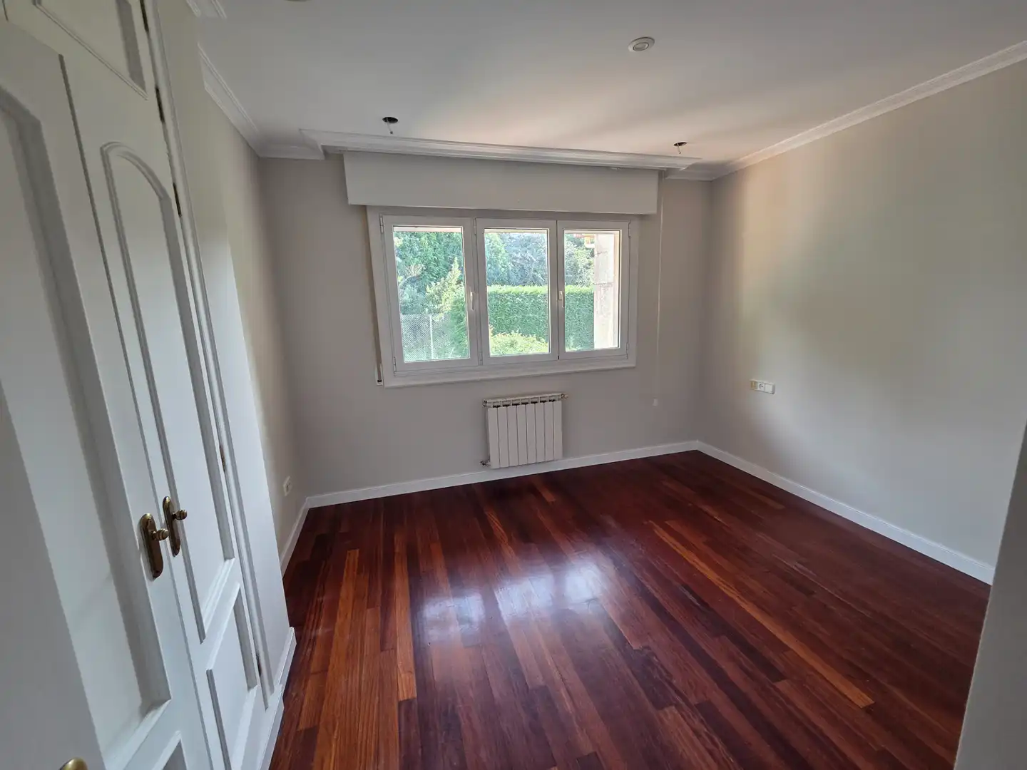 Dormitori de Casa adosada en venda en Vigo  amb Calefacció, Jardí privat i Parquet