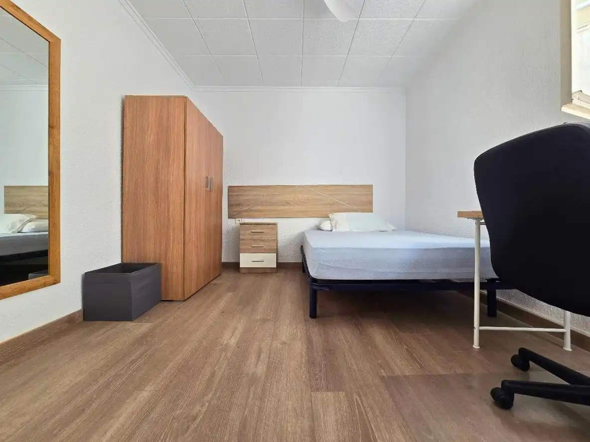 Habitación de Piso de alquiler en Elche / Elx con Amueblado y Balcón