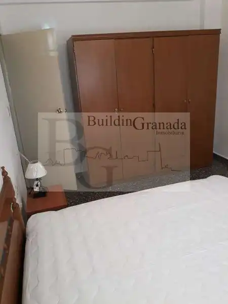 Habitación de Piso de alquiler en Granada con Terraza y Microondas