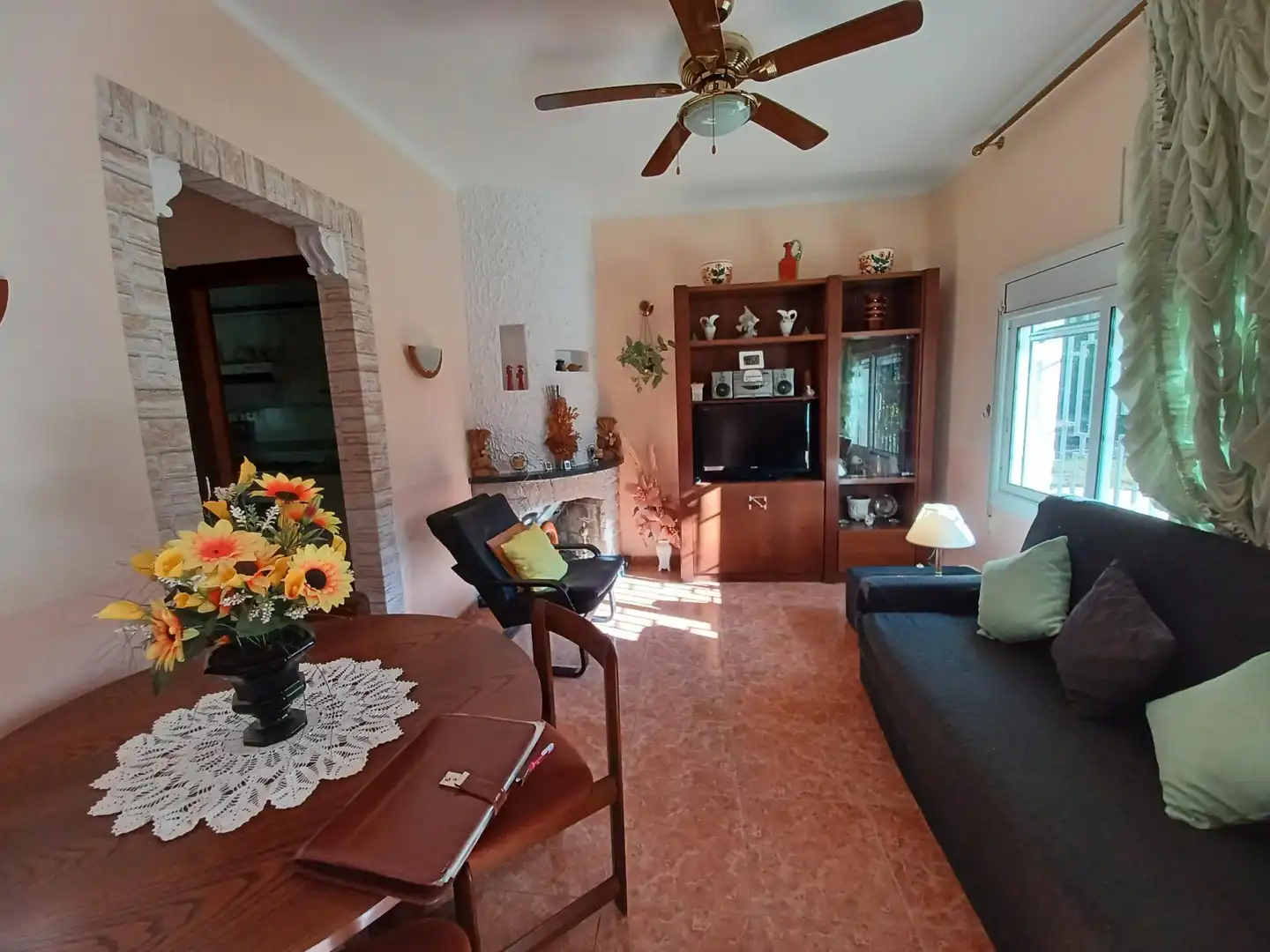 Sala d'estar de Casa o xalet en venda en Cubelles amb Jardí privat