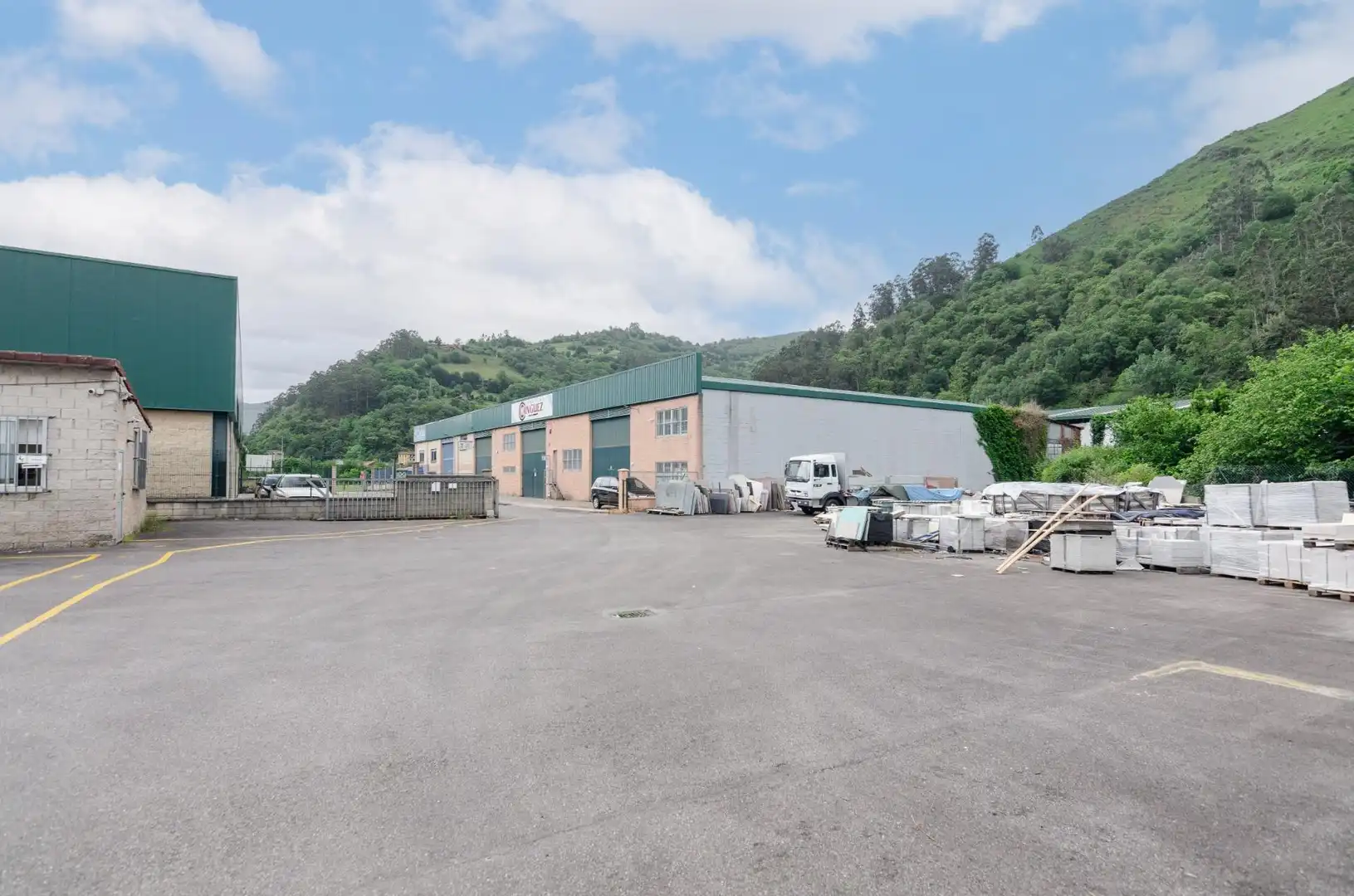Vista exterior de Nau industrial en venda en Mieres (Asturias)