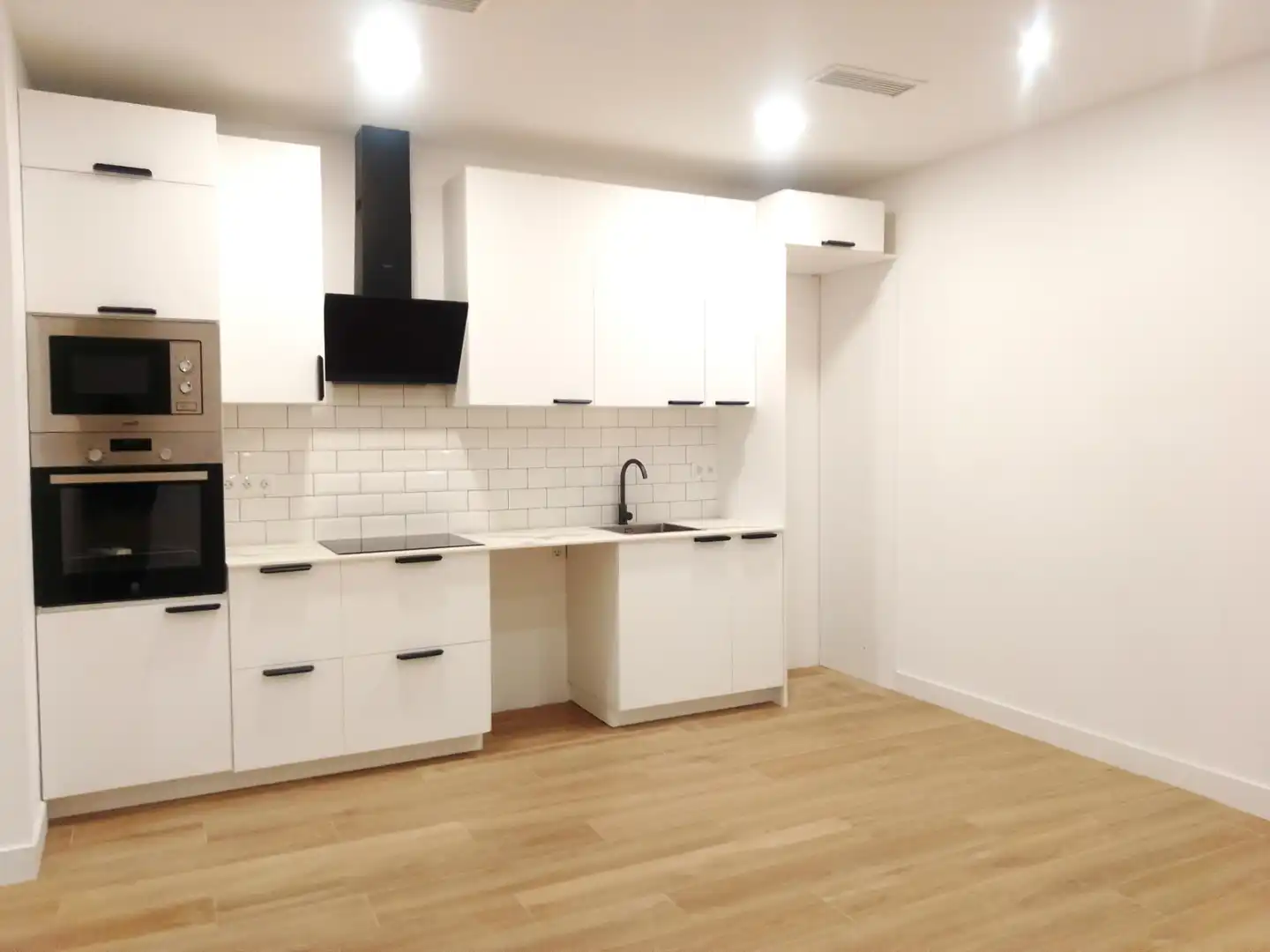 Cocina de Planta baja en venta en L'Hospitalet de Llobregat con Aire acondicionado, Calefacción y Terraza