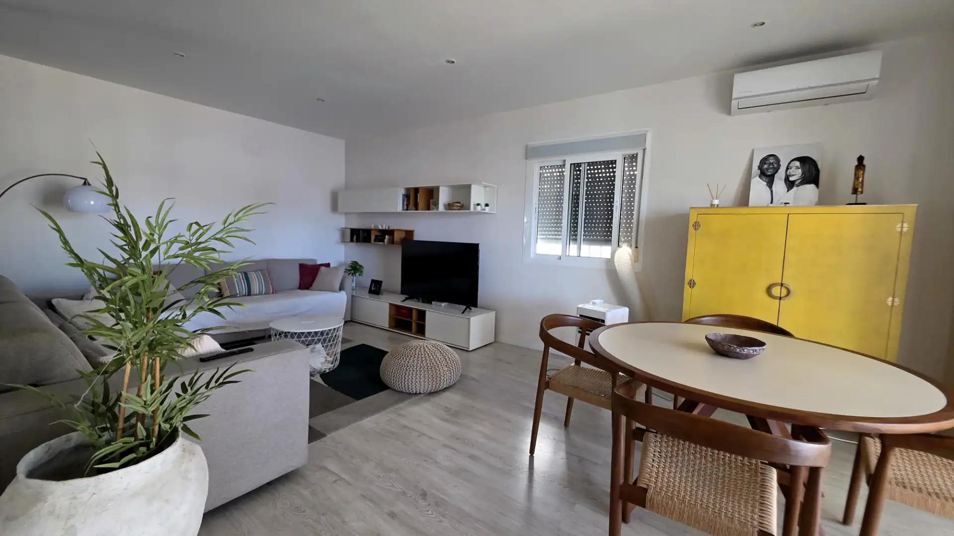 Sala d'estar de Casa o xalet en venda en Chiclana de la Frontera amb Aire condicionat, Jardí privat i Terrassa