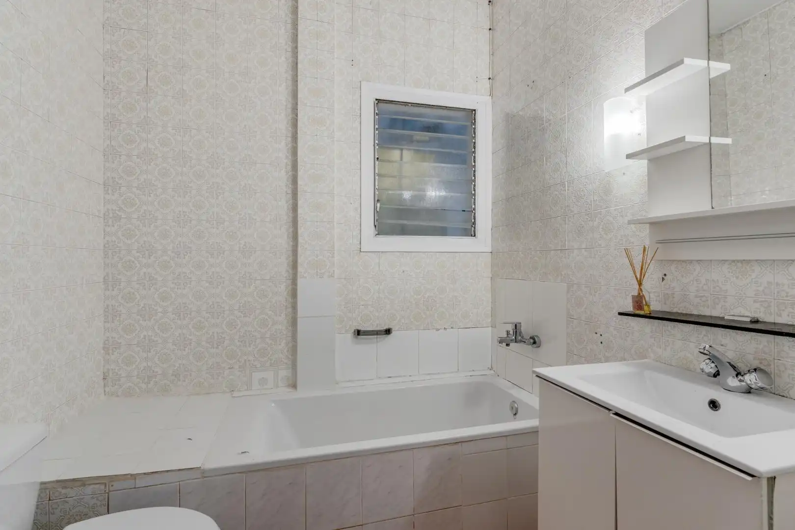 Bathroom of Flat for sale in Barcelona  with Heating, Terrace and Balcony