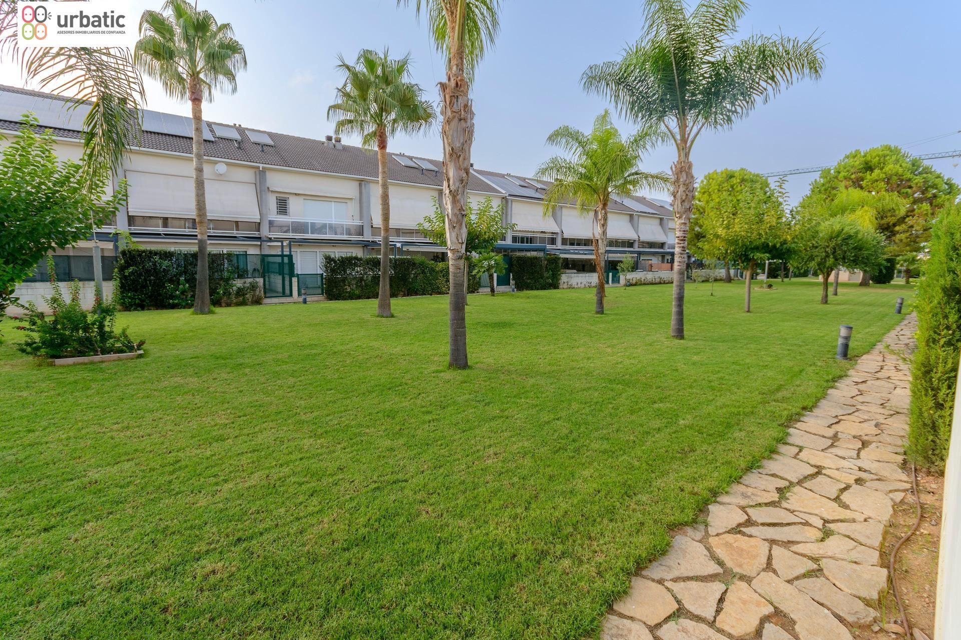 Vista exterior de Casa adosada en venta en Gandia con Aire acondicionado, Jardín privado y Terraza