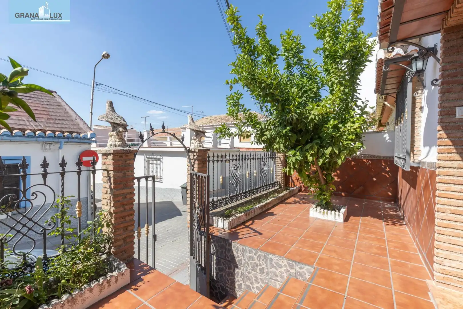 Vista exterior de Casa o xalet en venda en La Zubia amb Terrassa