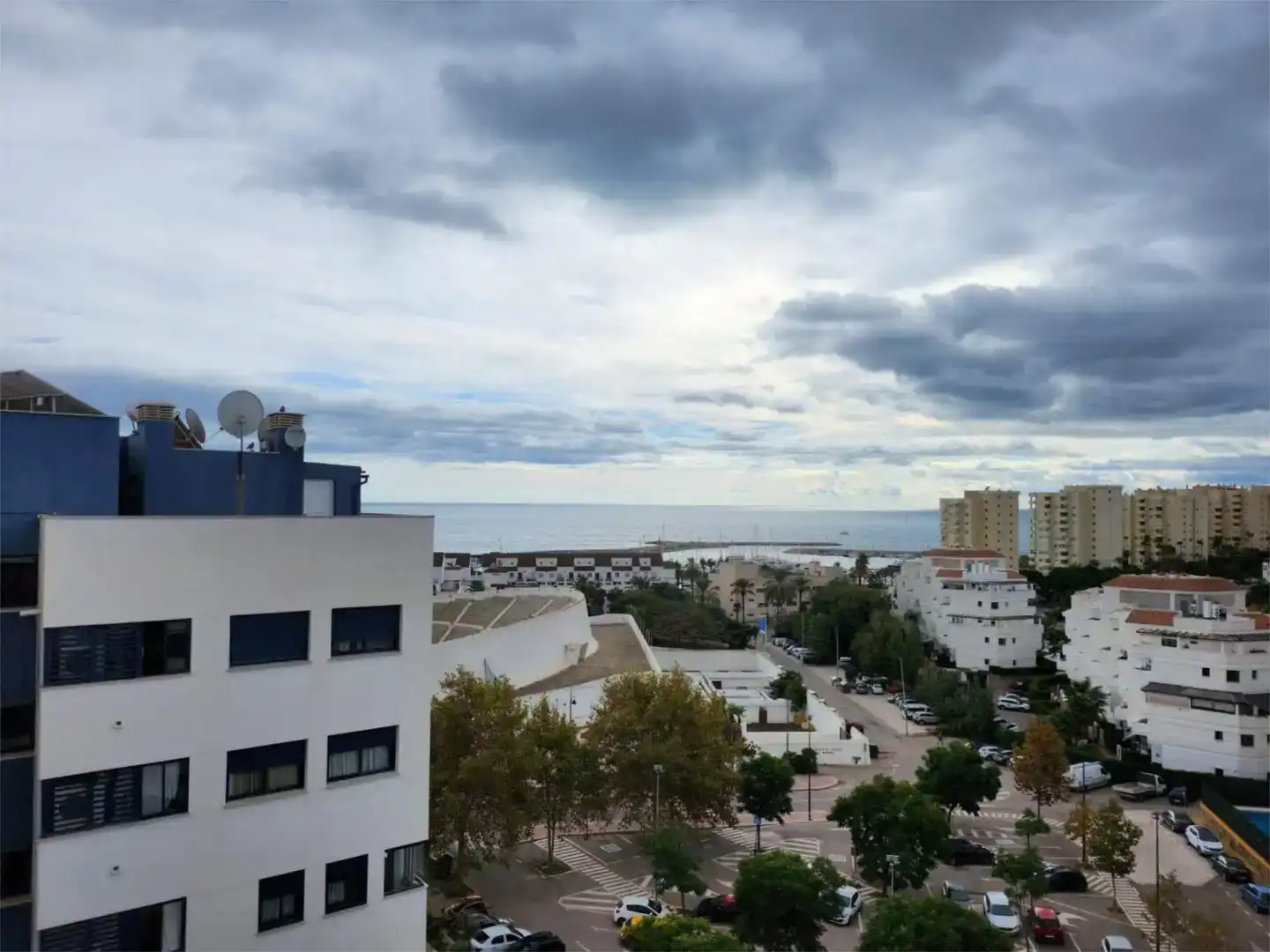 Außenansicht von Wohnung zur Miete in Estepona mit Klimaanlage, Abstellraum und Schwimmbad