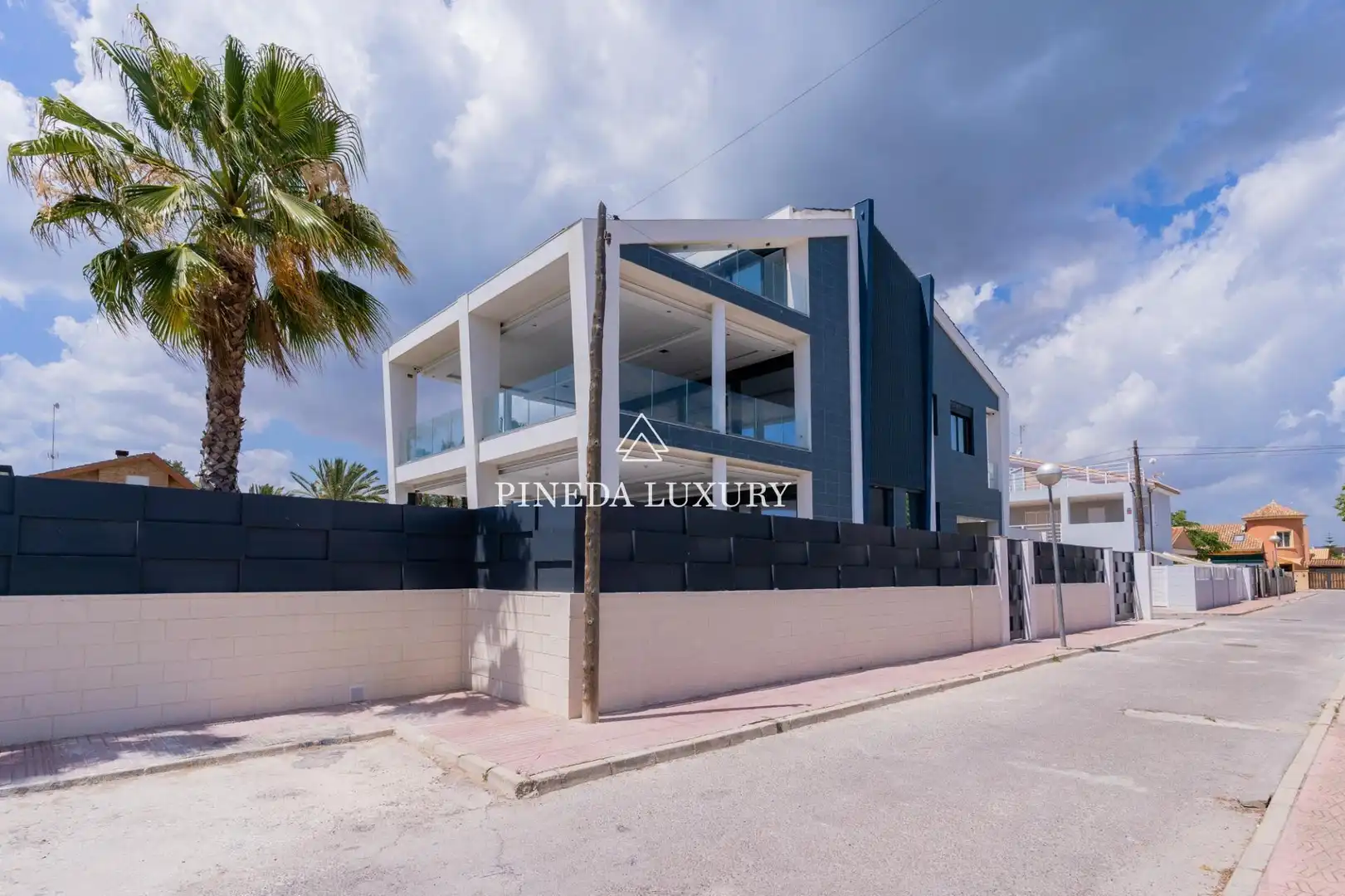 Houses for sale in Calle Sagunto, Corinto - Almarda