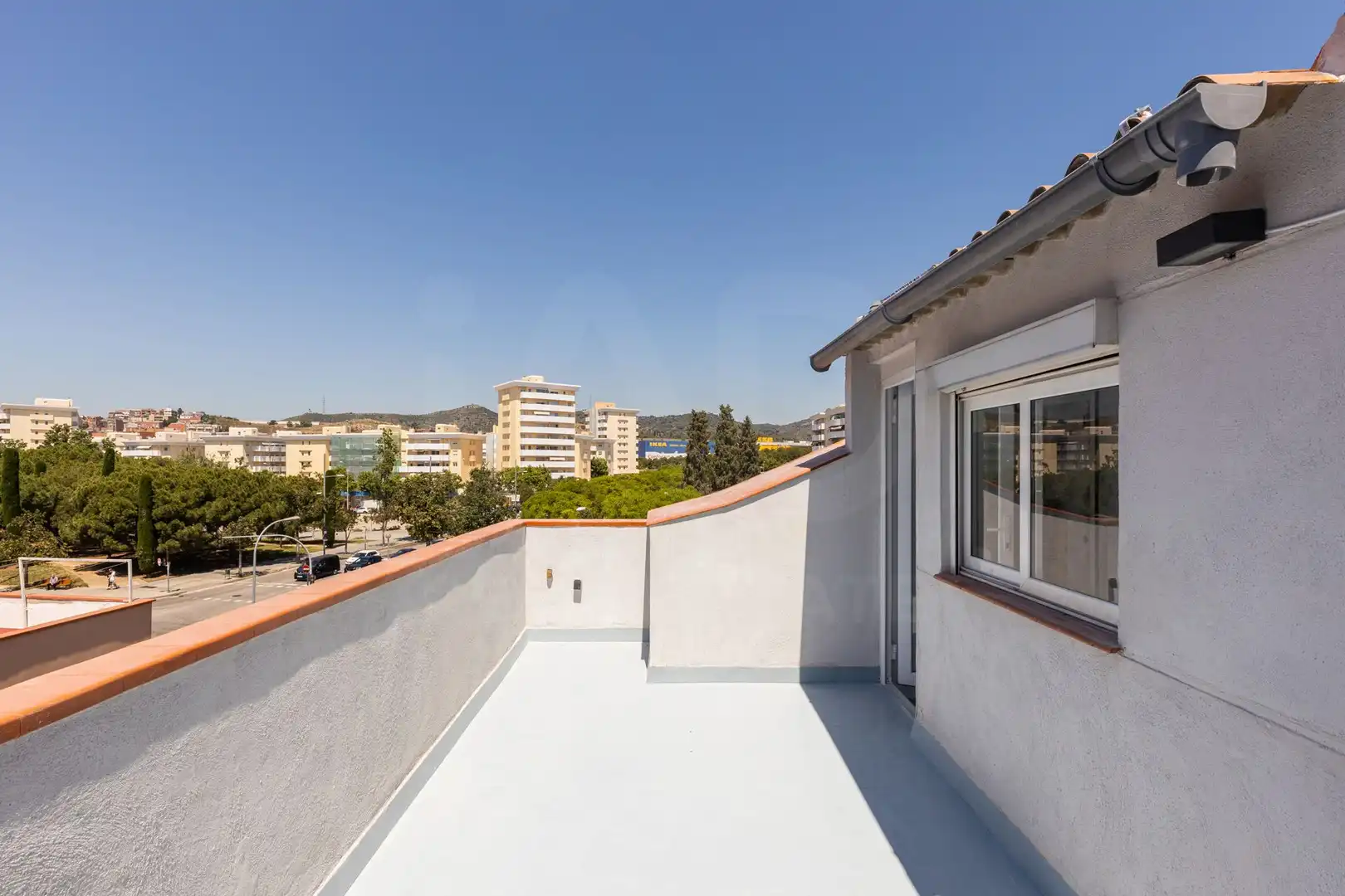 Terrasse von Einfamilien-Reihenhaus zum Verkauf in Badalona mit Klimaanlage, Heizung und Terrasse