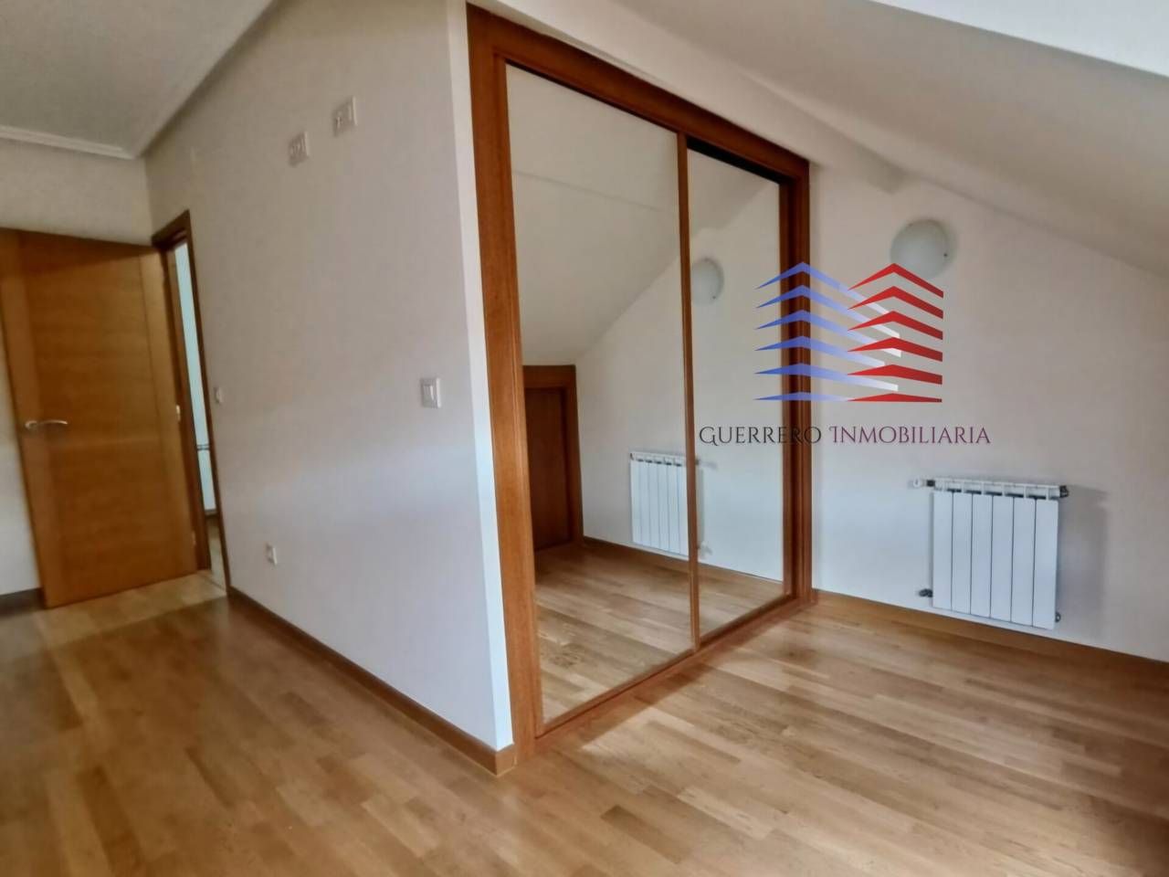 Dormitori de Dúplex de lloguer en Ourense Capital  amb Calefacció, Parquet i Traster