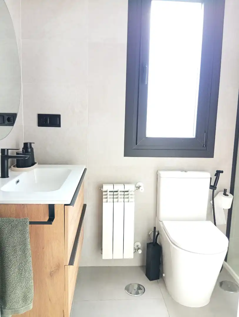 Bathroom of Flat for sale in Madrid  with Air Conditioner, Heating and Storage room