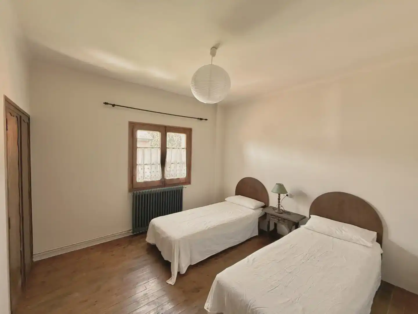 Schlafzimmer von Country house zur Miete in Alp mit Privatgarten, Parkett und Möbliert