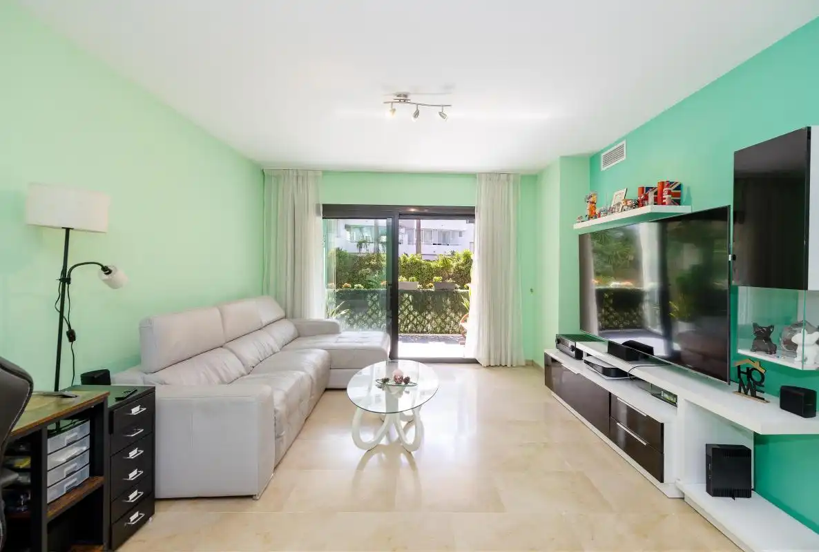 Sala de estar de Piso en venta en Marbella con Aire acondicionado, Calefacción y Jardín privado
