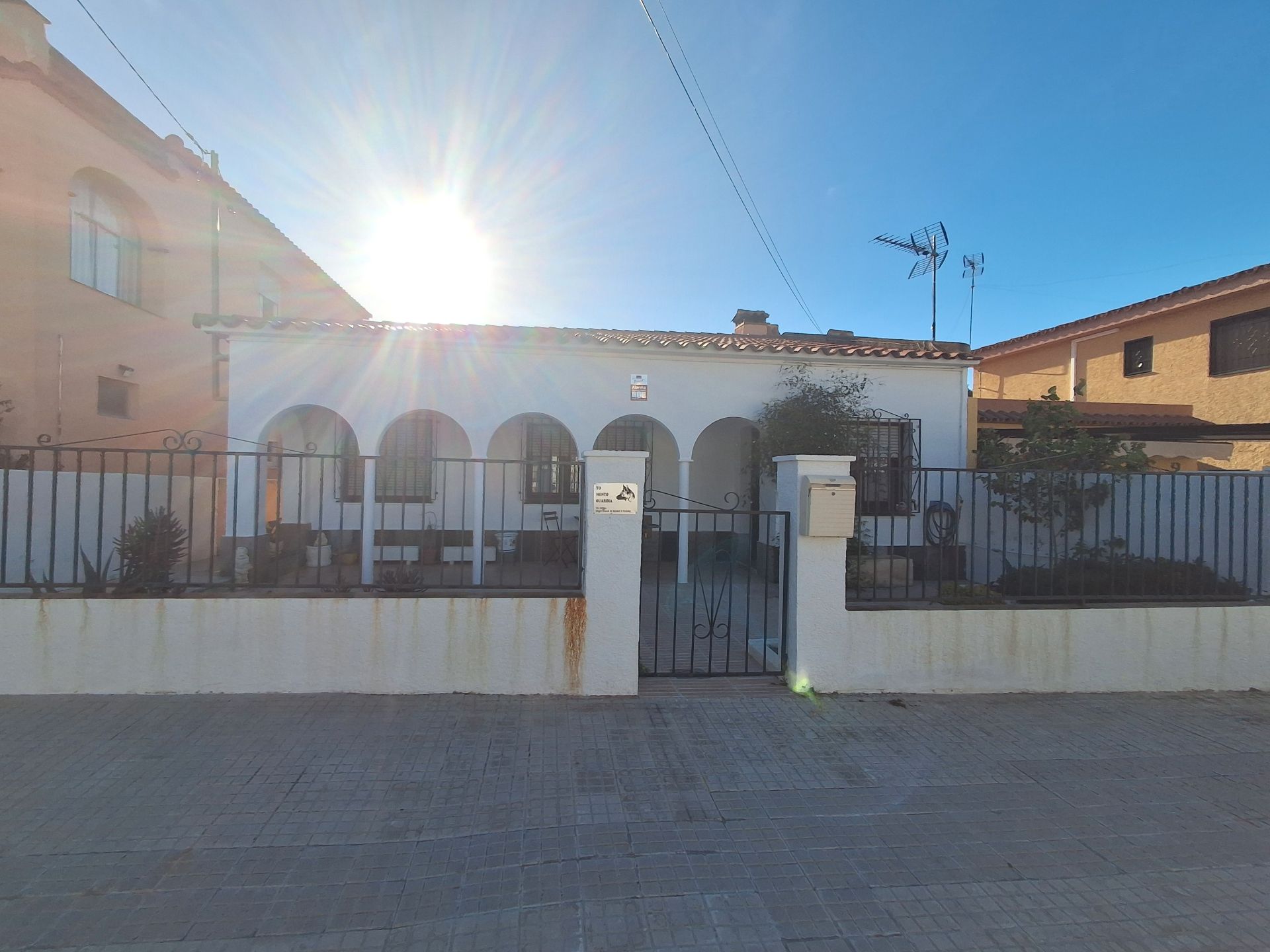 Vista exterior de Casa o xalet en venda en Mont-roig del Camp amb Aire condicionat, Jardí privat i Terrassa