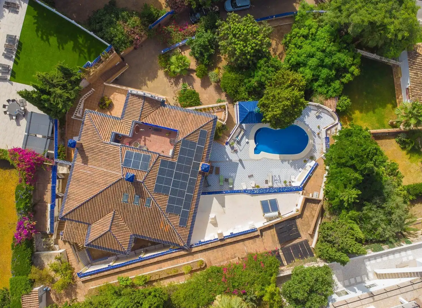 Vista exterior de Casa o xalet en venda en Benalmádena amb Aire condicionat, Jardí privat i Terrassa