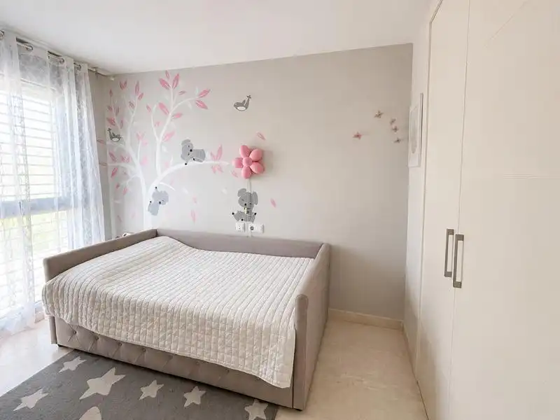 Schlafzimmer von Wohnung zum Verkauf in Manilva mit Klimaanlage, Heizung und Privatgarten