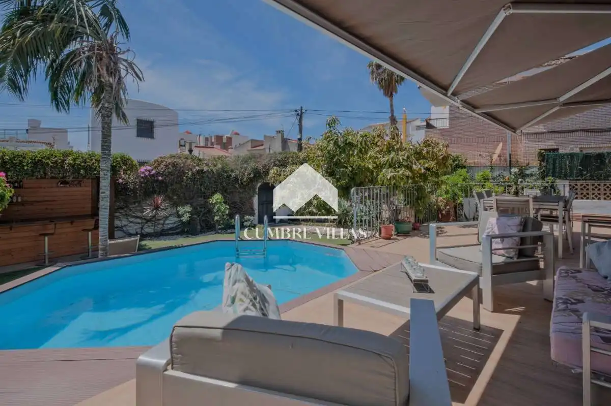 Vista exterior de Casa o chalet en venta en Almuñécar con Jardín privado, Terraza y Amueblado
