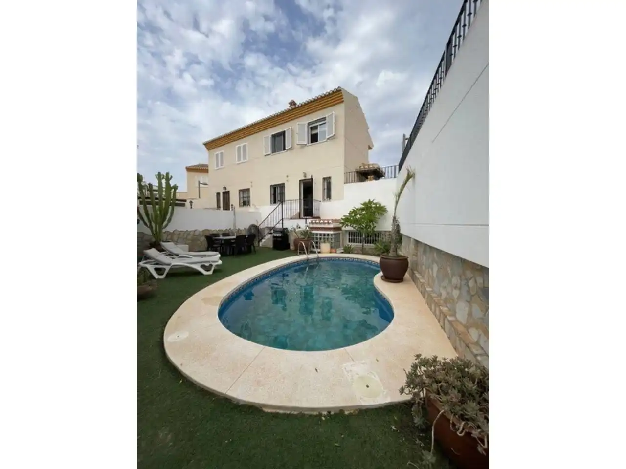 Detached house with pool to rent in Calle SAUCES 12