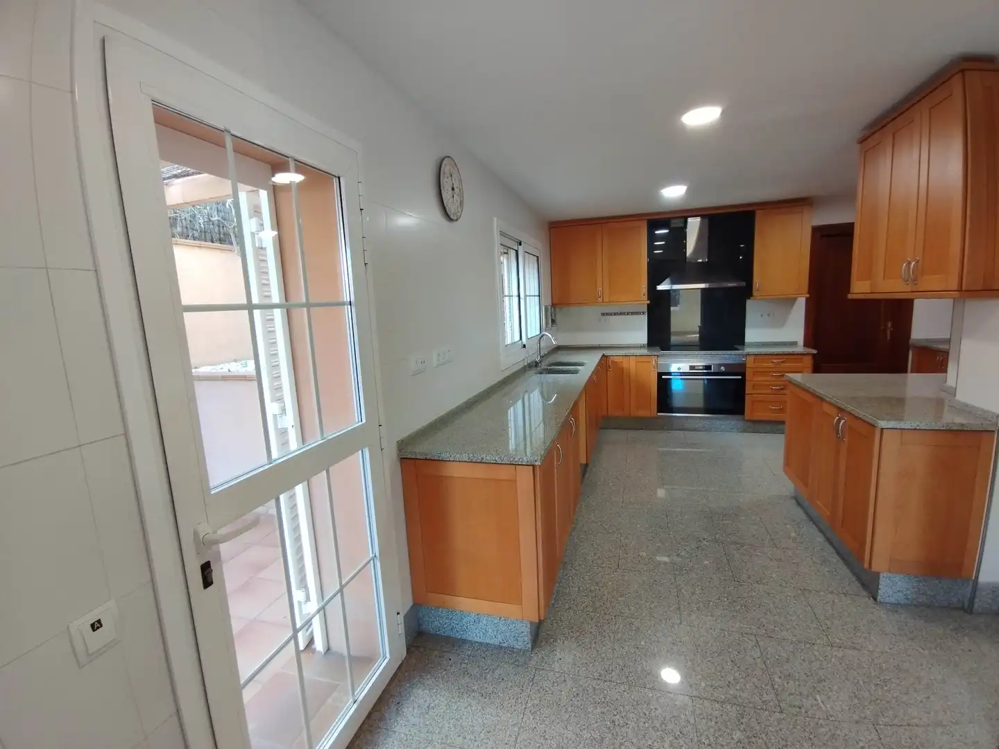 Cuina de Casa o xalet en venda en Vilassar de Dalt amb Aire condicionat, Calefacció i Jardí privat