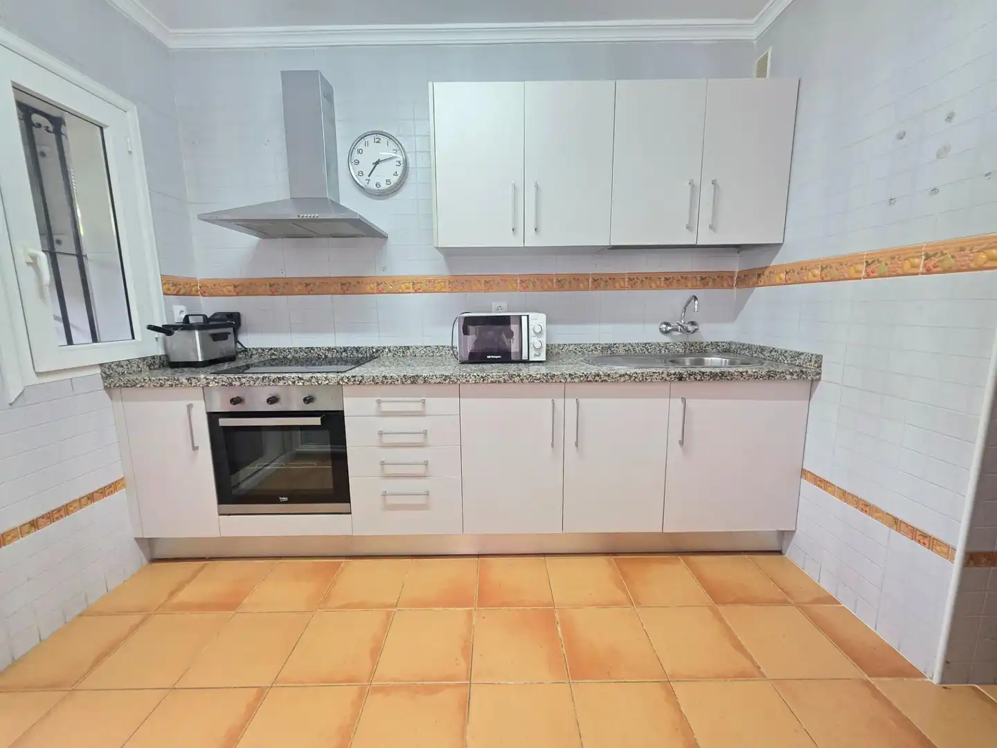 Cocina de Casa adosada de alquiler en Vélez-Málaga con Jardín privado, Terraza y Amueblado