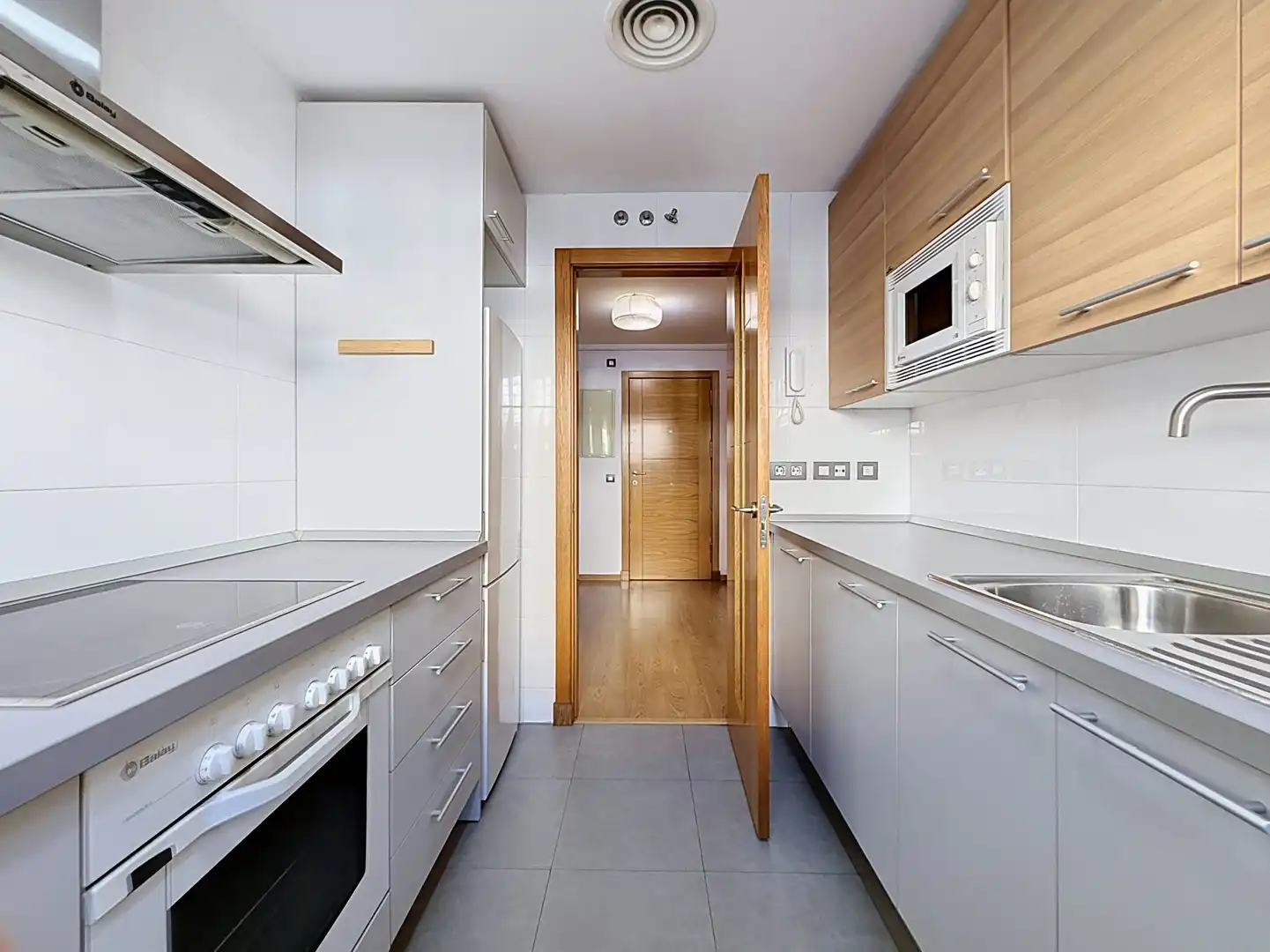 Kitchen of Apartments for rent in Málaga  with Washing machine, Microwave and Community pool