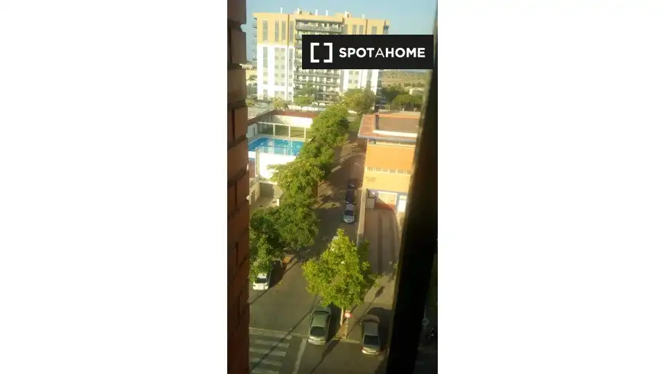Vista exterior de Piso para compartir en Paterna con Aire acondicionado, Calefacción y Terraza