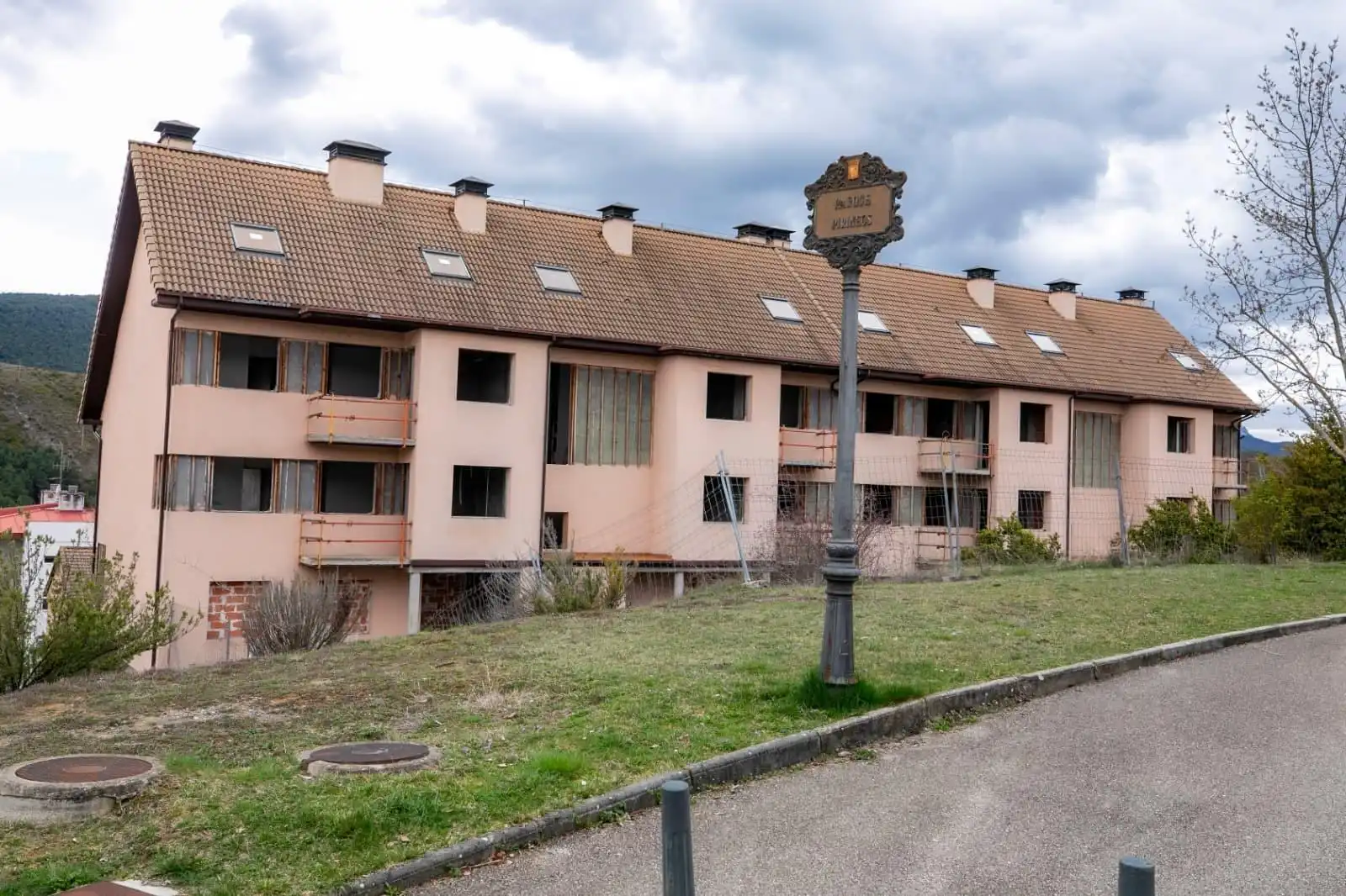 Vista exterior de Edificio en venta en Sabiñánigo