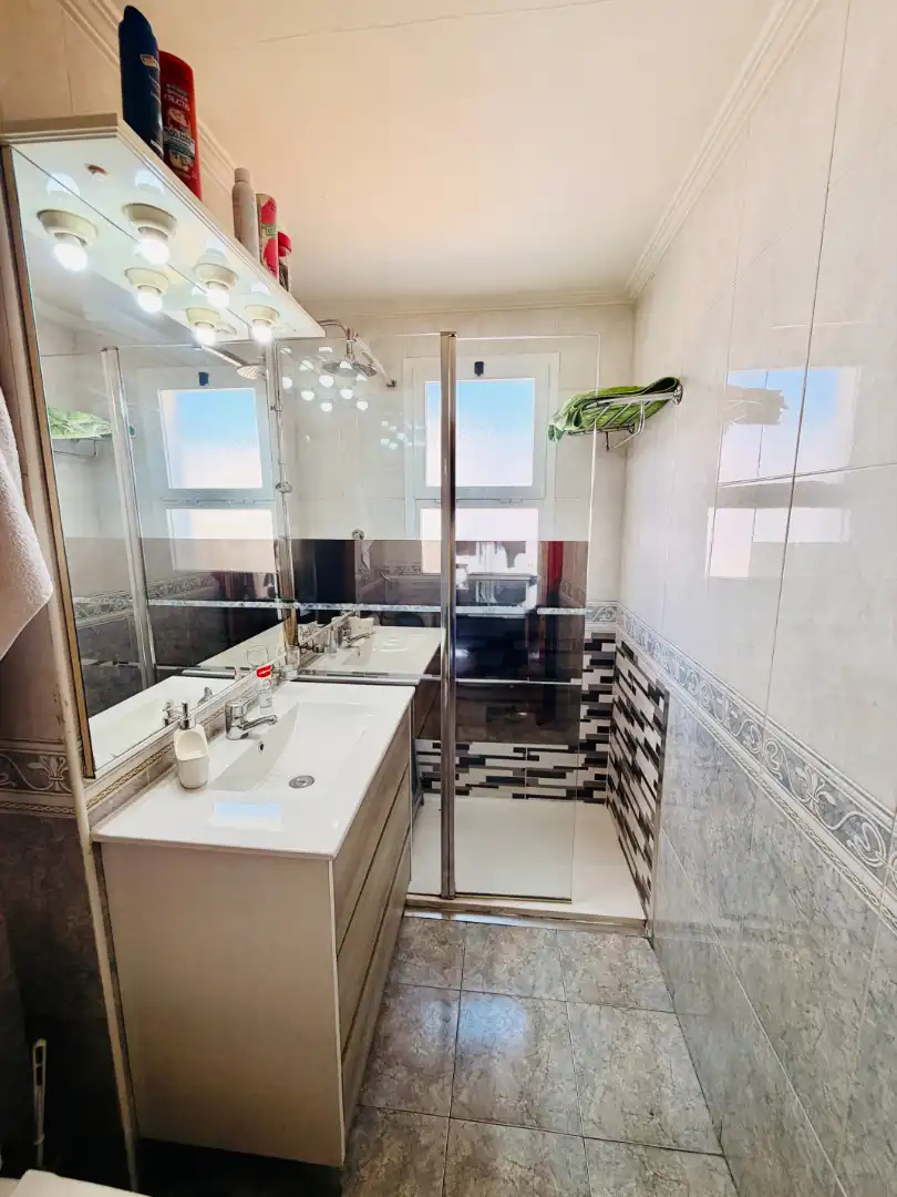 Bathroom of Flat for sale in Sevilla  with Air Conditioner and Terrace