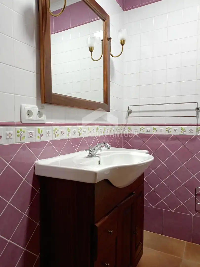 Bany de Casa o xalet en venda en Arcos de la Frontera amb Calefacció, Jardí privat i Traster