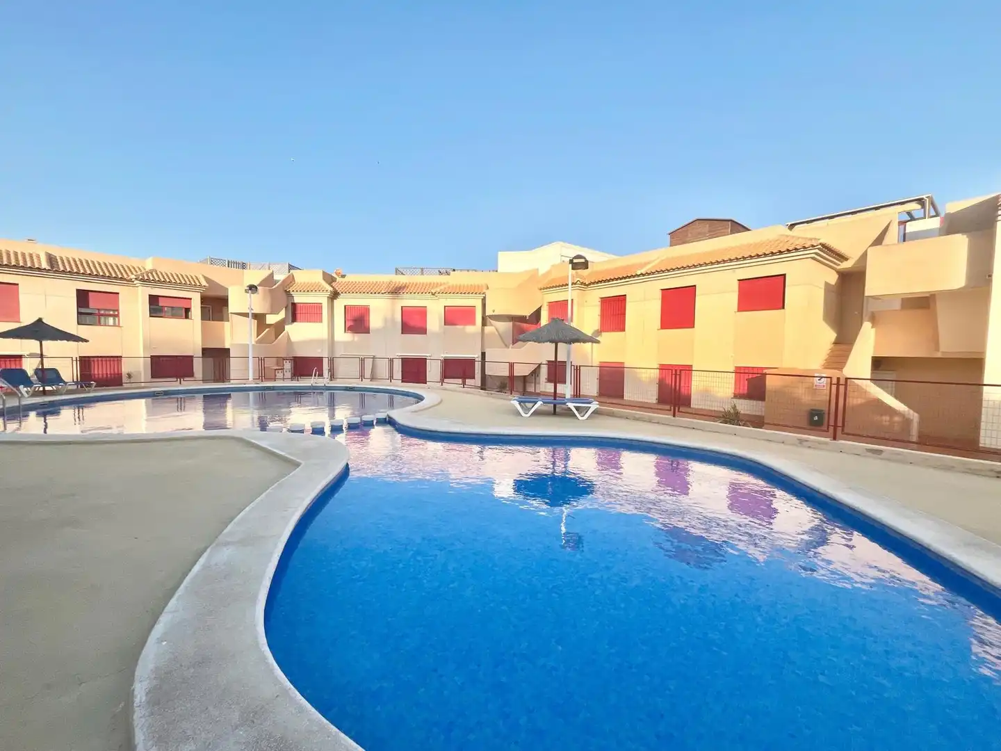 Piscina de Apartament de lloguer en La Manga del Mar Menor amb Aire condicionat, Calefacció i Piscina