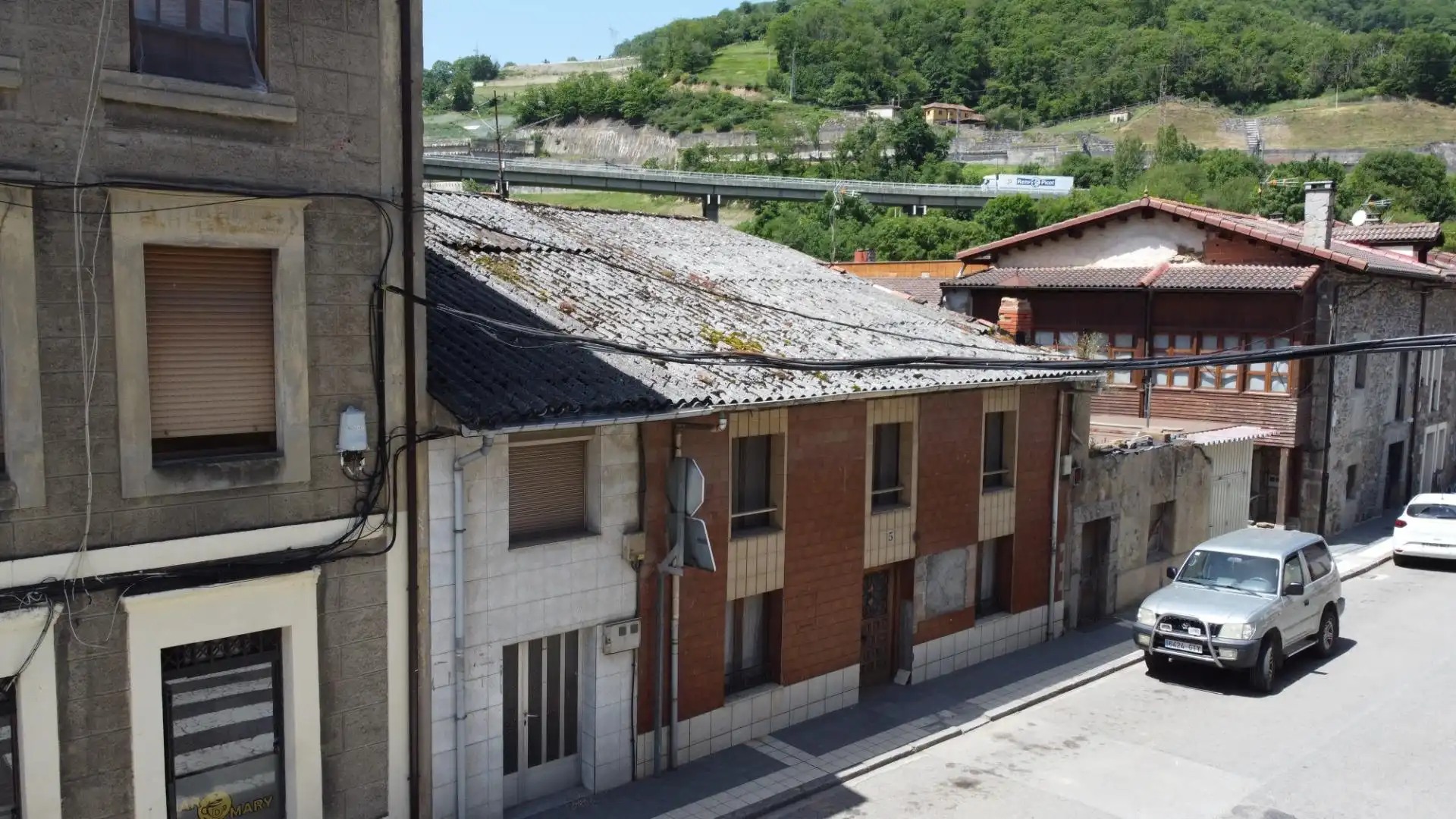 Vista exterior de Casa adosada en venda en Lena