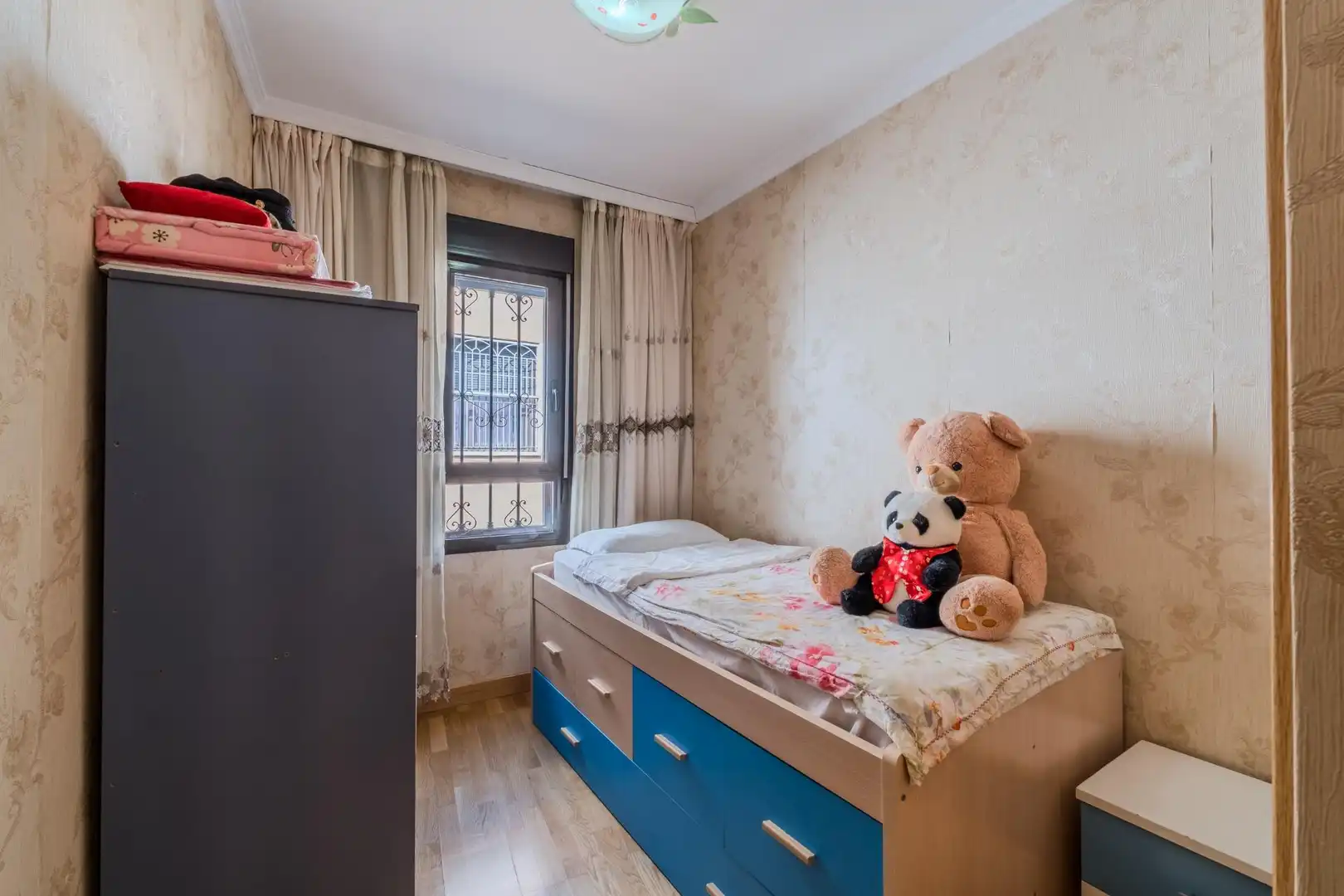 Habitación de Casa adosada en venta en Carabanchel