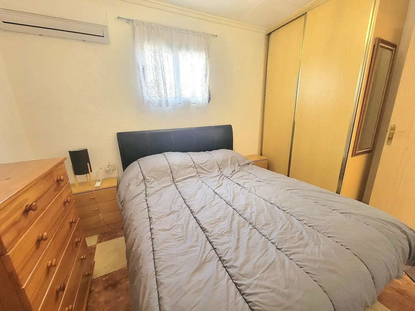 Habitación de Casa adosada en venta en Torrevieja con Aire acondicionado, Terraza y Trastero