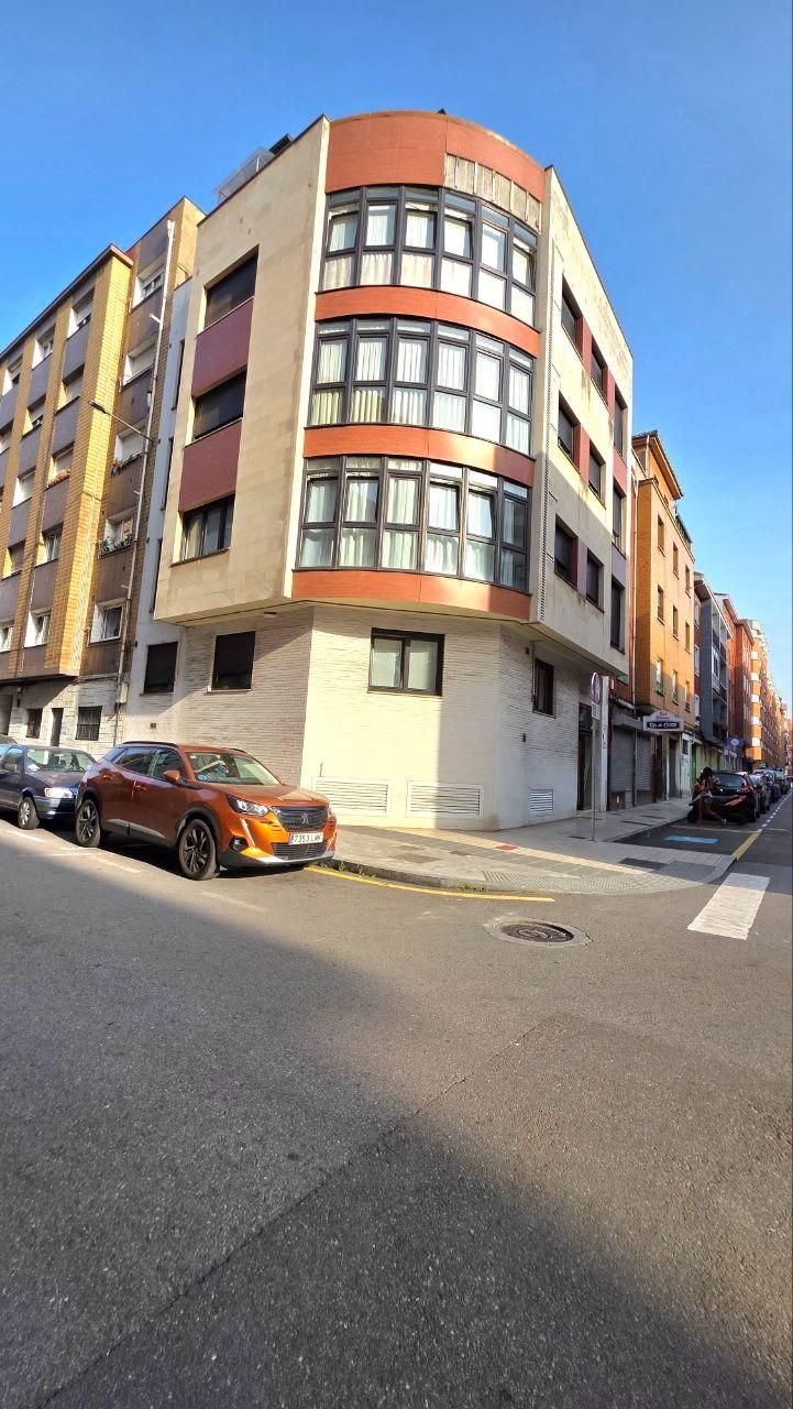 Vista exterior de Àtic en venda en Gijón  amb Calefacció i Traster