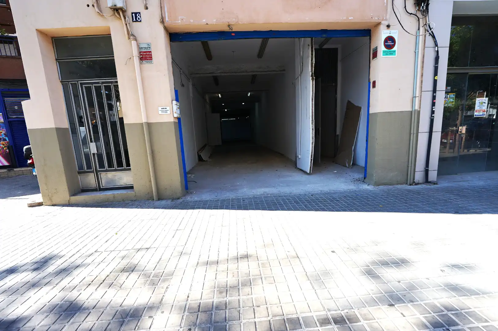 Parkplatz von Fabrikhallen zur Miete in Sabadell