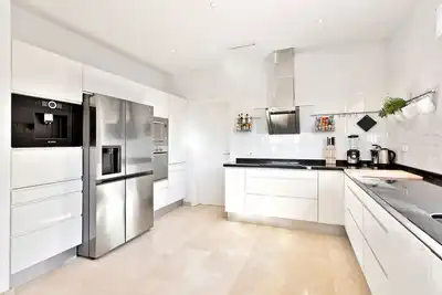 Cuina de Casa o xalet en venda en Marbella amb Aire condicionat, Calefacció i Jardí privat