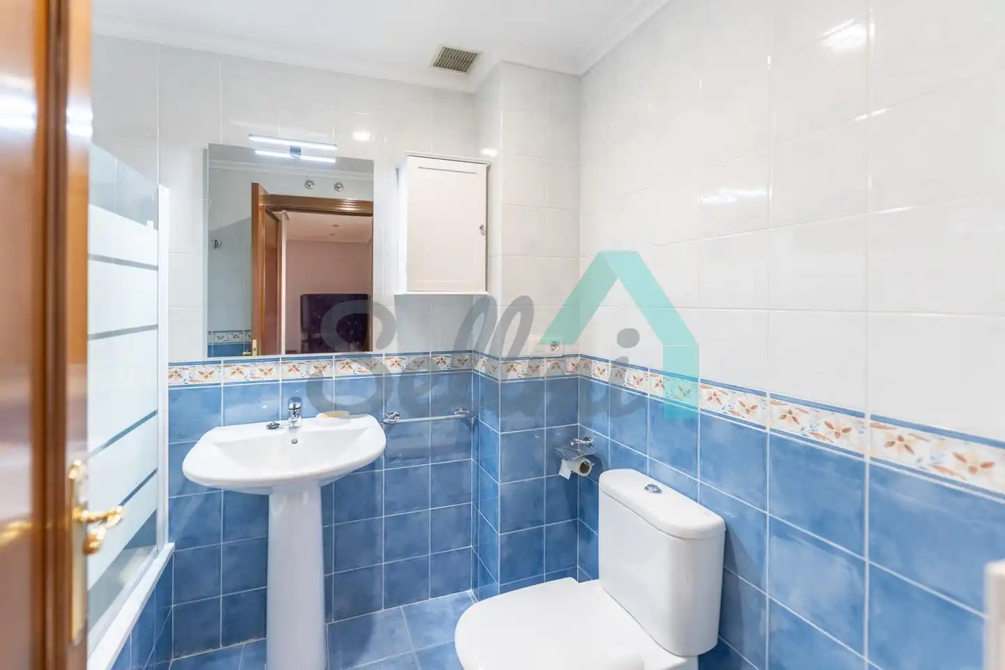 Baño de Piso de alquiler en Oviedo  con Calefacción, Parquet y Terraza